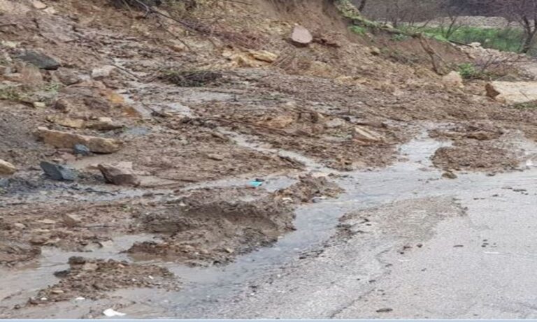 انقطاع طريق نتيجة السيول وانهيارات للأتربة والصخور ! – اتربة