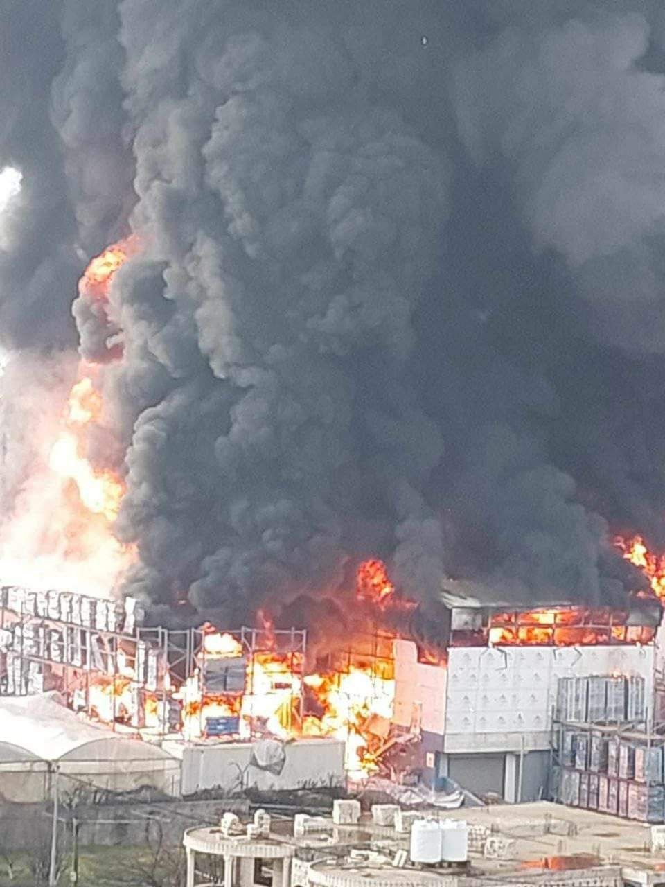 بالفيديو - اندلاع حريق كبير في مصنع رويال - الخليل بفلسطين المحتلة. – PHOTO 2024 02 27 17 32 11