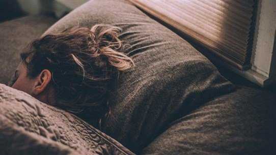 قبل النوم بلحظات.. "ثمرة ذهبية" تهدئ جسدك وعقلك – النوم