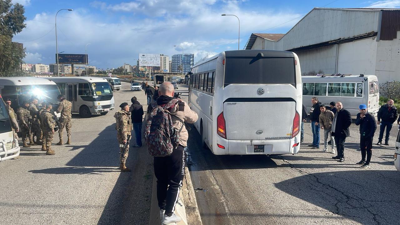 بالصور - سائقو الباصات العمومية يقطعون جسر البالما تنديداً بالاعتداءات التي تطال قطاع النقل – GINmi3mWYAA3vd4