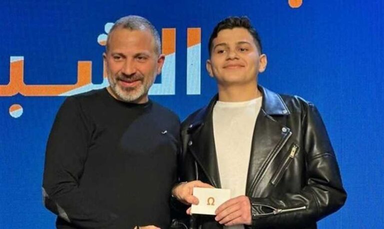 باسيل يُسلّم ابنه بطاقة الانتساب للتيار – باسيل