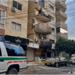 سقوط شرفة منزل على عدد من السيارات – صور