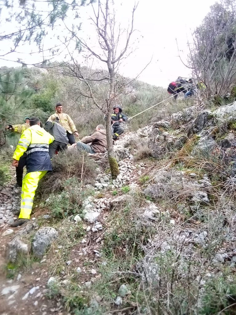 الدفاع المدني : إنقاذ راعٍ سقط في وادي الجماجم ! 1 الدفاع المدني : إنقاذ راعٍ سقط في وادي الجماجم ! – وادي