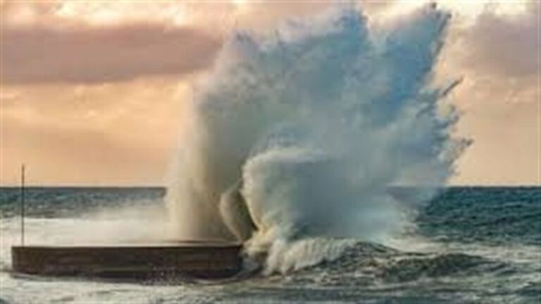 تحذير إلى مرتادي الشواطئ من تسارع حركة المد والجزر 6 تحذير إلى مرتادي الشواطئ من تسارع حركة المد والجزر – البحر