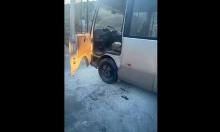 إحتراق باص في كفرفالوس ونجاة ركابه