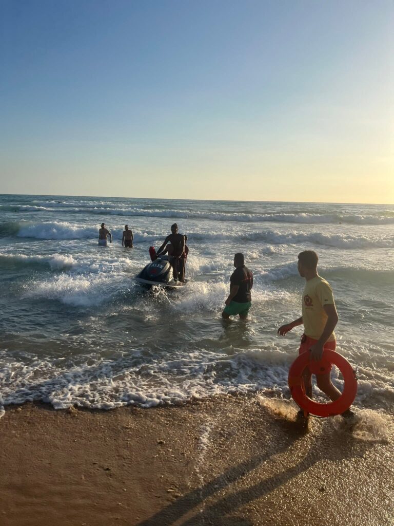 إنقاذ مواطنين من الغرق مقابل شاطئ جبيل 5 إنقاذ مواطنين من الغرق مقابل شاطئ جبيل – 570165647929