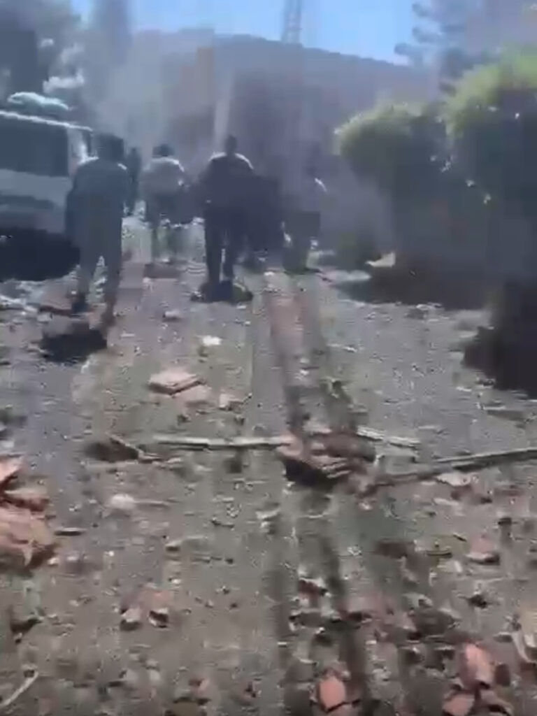 بالفيديو :دمار هائل جراء الغارة على بلدة صديقين – IMG C6E048440D11 1