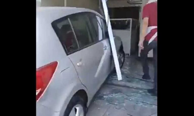 بالفيديو: سيارة تجتاح ملحمة في البترون! – سيارو