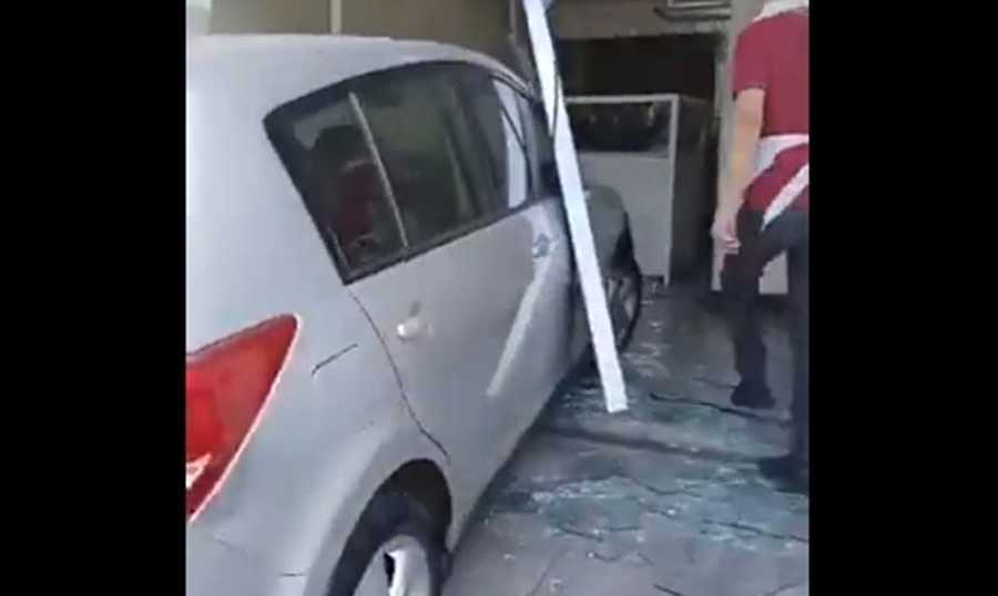 بالفيديو: سيارة تجتاح ملحمة في البترون! – سيارو