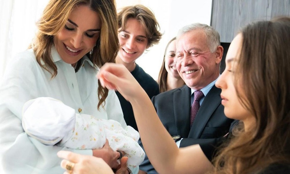 الملكة رانيا توثّق فرحة العائلة باستقبال حفيدتها الأولى – 331924Image1