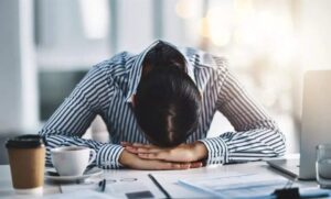 هل تشعرون بالخمول والإرهاق بشكل دائم؟ تجنبوا القيام بهذه العادات!