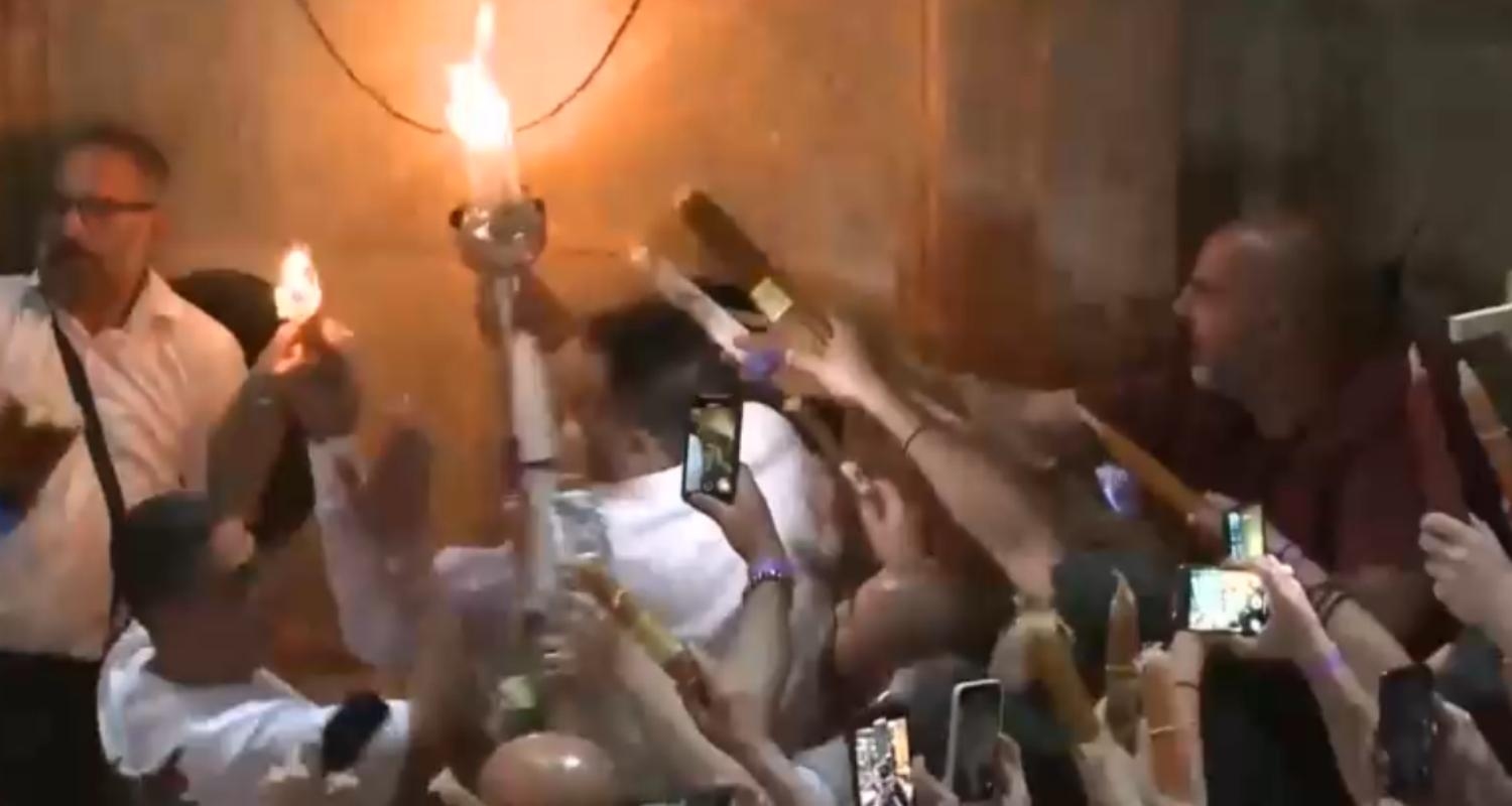 بالفيديو - النور المقدس فاض من قبر يسوع والشعلة تصل إلى بيروت اليوم عبر طائرة خاصة – 582085380957