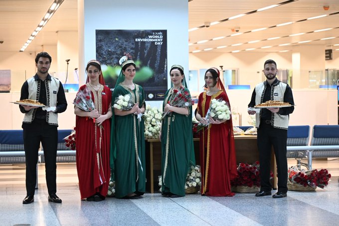 بالصور - استقبال حافل لأول رحلة إماراتية في بيروت.. مرقص: نذلّل العقبات أمام قدوم الإخوة – GqVUSO5XAAA0bIz