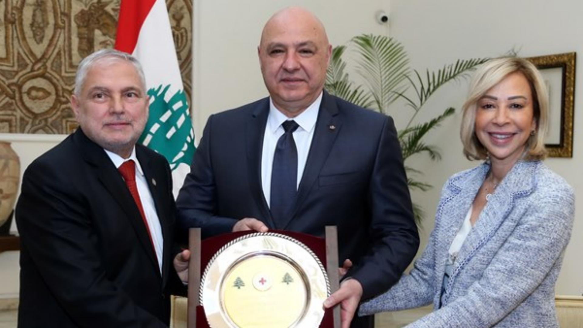 الرئيس عون يقدم معاشه للصليب الأحمر اللبناني