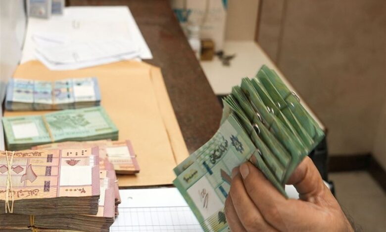 صرف رواتب الموظفين قبل الأعياد