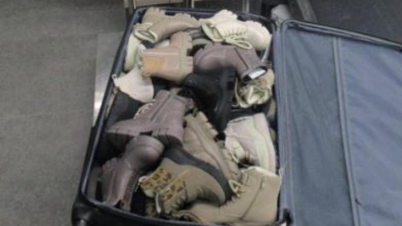 بالصور - حاول تهريب 190 فردة حذاء! – 279257732625