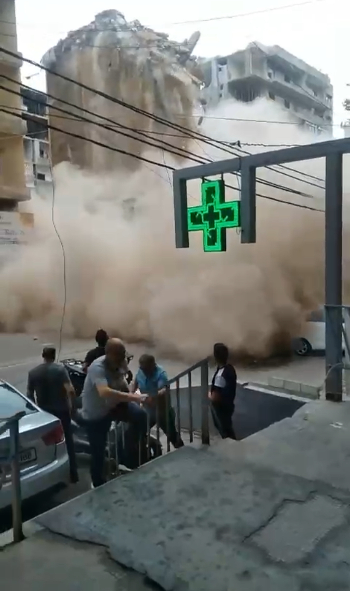 بالفيديو: سقوط جزء من مبنى في الضاحية الجنوبية 1 بالفيديو: سقوط جزء من مبنى في الضاحية الجنوبية – IMG 876847791D09 1