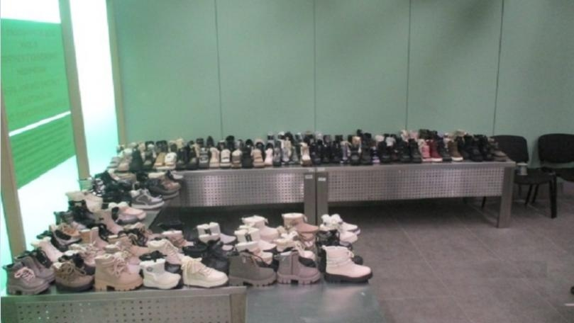 بالصور - حاول تهريب 190 فردة حذاء! – image 33