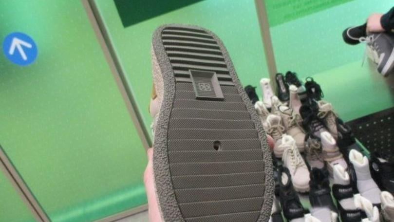 بالصور - حاول تهريب 190 فردة حذاء! – image 34