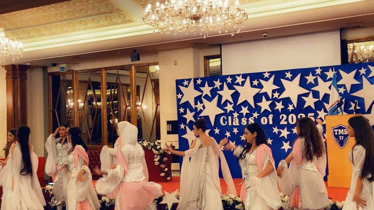 تحويطة مودرن سكول تحتفل بتخرج طلابها: “رغم الدمار… أكملنا الطريق”.