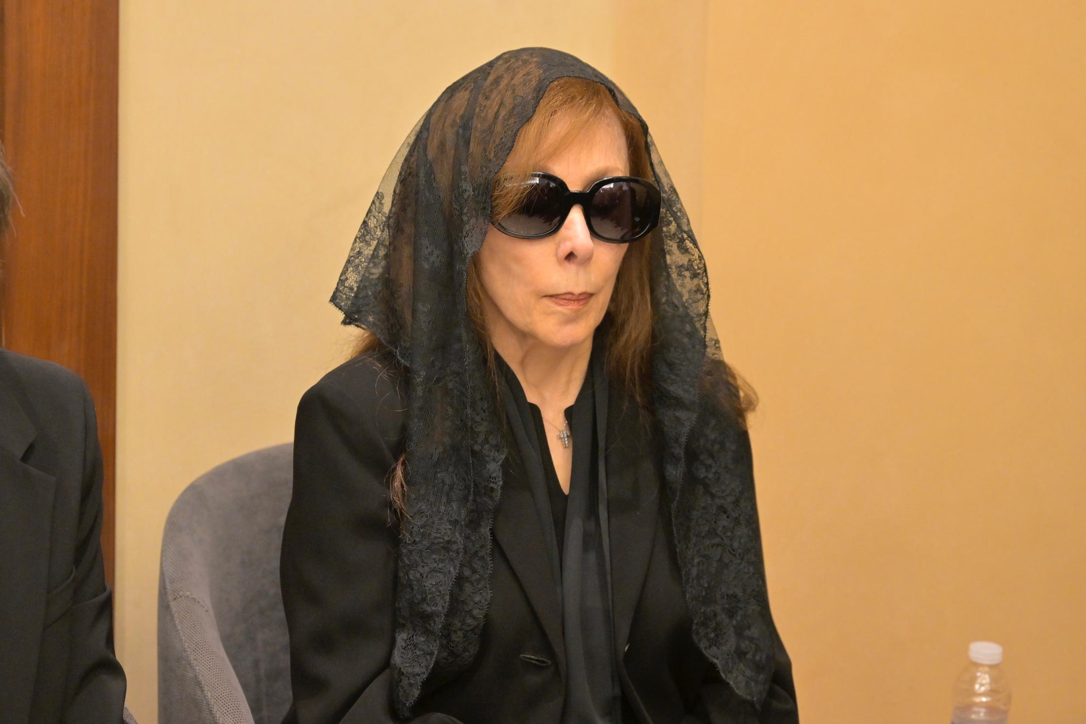 بالفيديو ــ السيّدة فيروز تودّع نجلها زياد الرحباني!