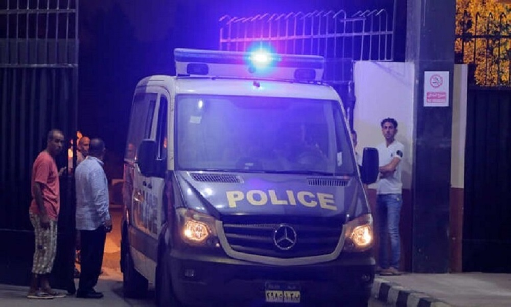 فيديو “إباحي” لضابطي شرطة يثير جدلًا.. ما القصة؟