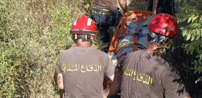 في جبيل… الدفاع المدني يسعف راعياً هوى في وادٍ