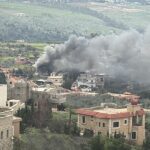 بالصورة- استهداف سيارة في بلدة تبنين – غارة تبنين