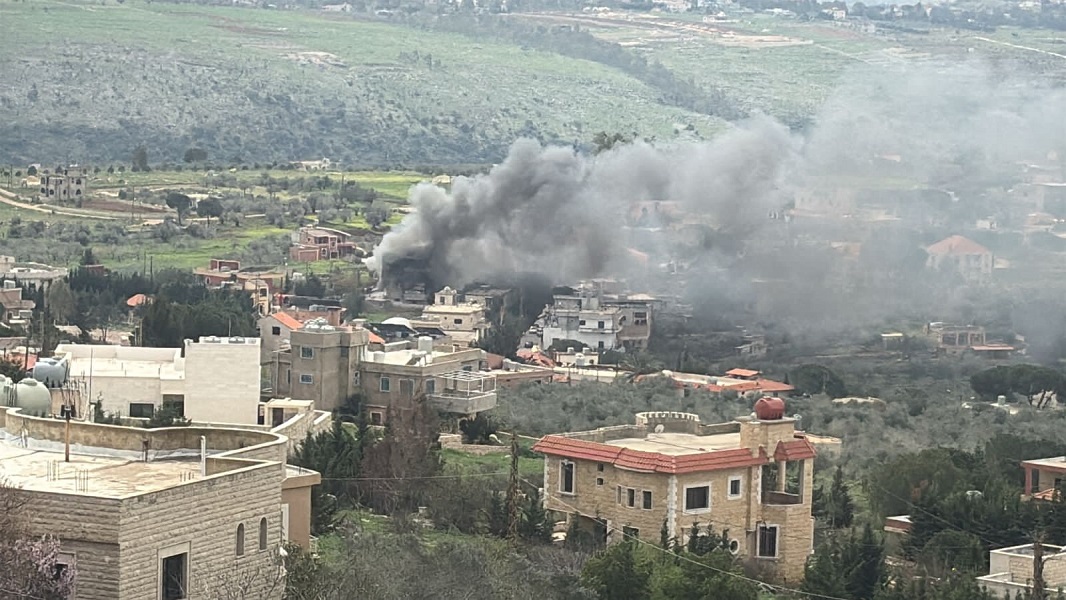 بالصورة- استهداف سيارة في بلدة تبنين – غارة تبنين