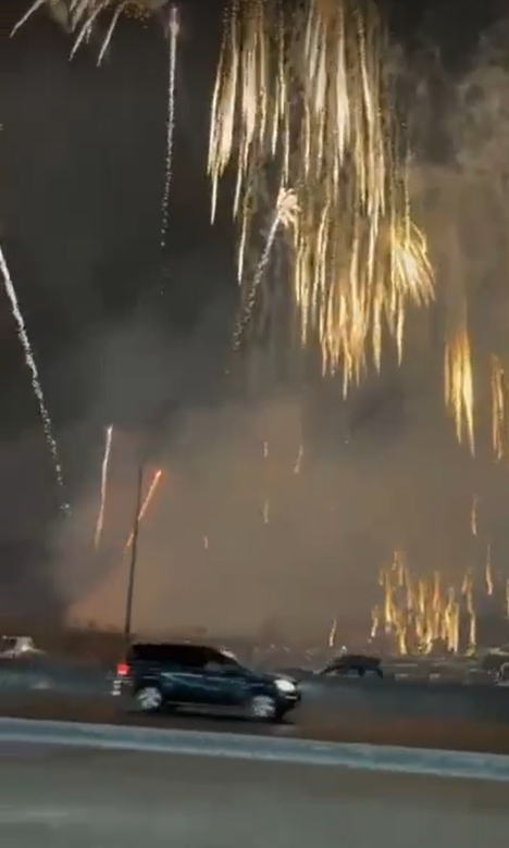 بالفيديو: مفرقعات نارية في انطلياس… وتطايرها فوق السيارات كاد يُشعل كارثة! – مفرقعات