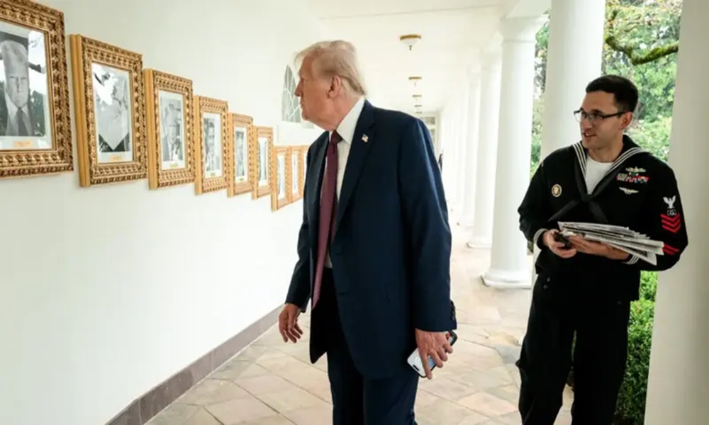 ترامب يستبدل صورة بايدن بآلة توقيع! 1 ترامب يستبدل صورة بايدن بآلة توقيع! – 9ba09a41 10c1 4bc5 8551