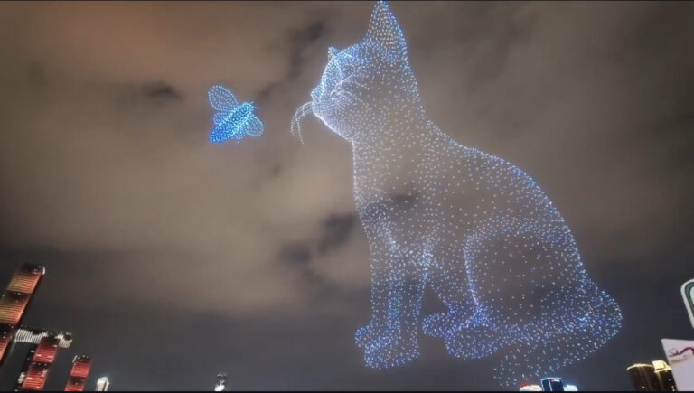 بالفيديو- طائرات مسيرة واستعراض ضوئي مبهر