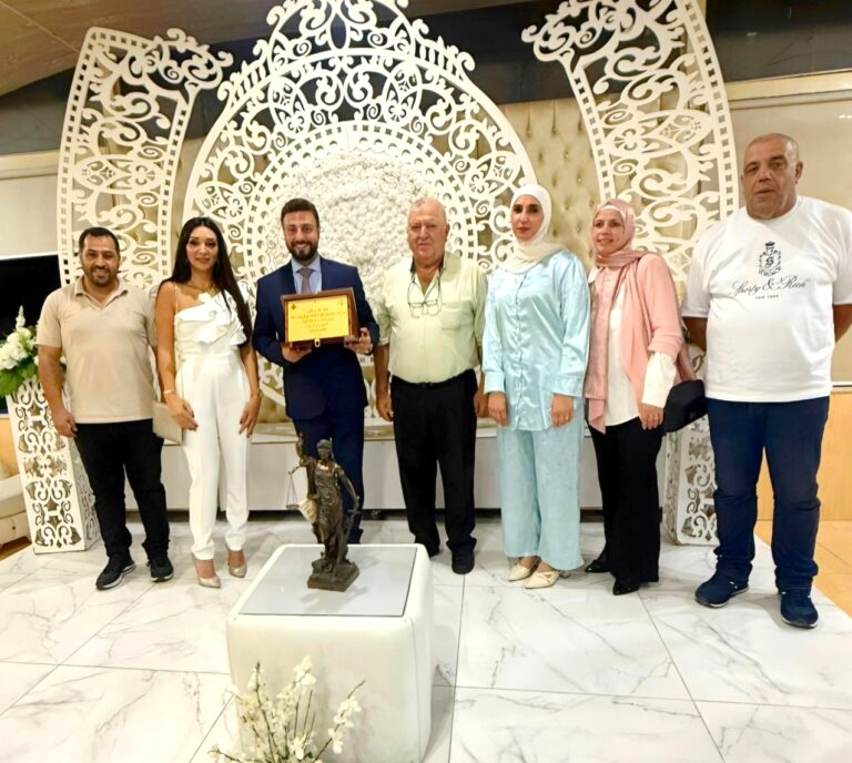 القاضي إيلي أبو مراد مكرمًا.
