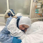 بالفيديو: الأم الجريحة اماني بزي تخبر ابنتها الناجية "اسيل" باستشهاد والدها واخوتها – IMG D068AE164FBC 1