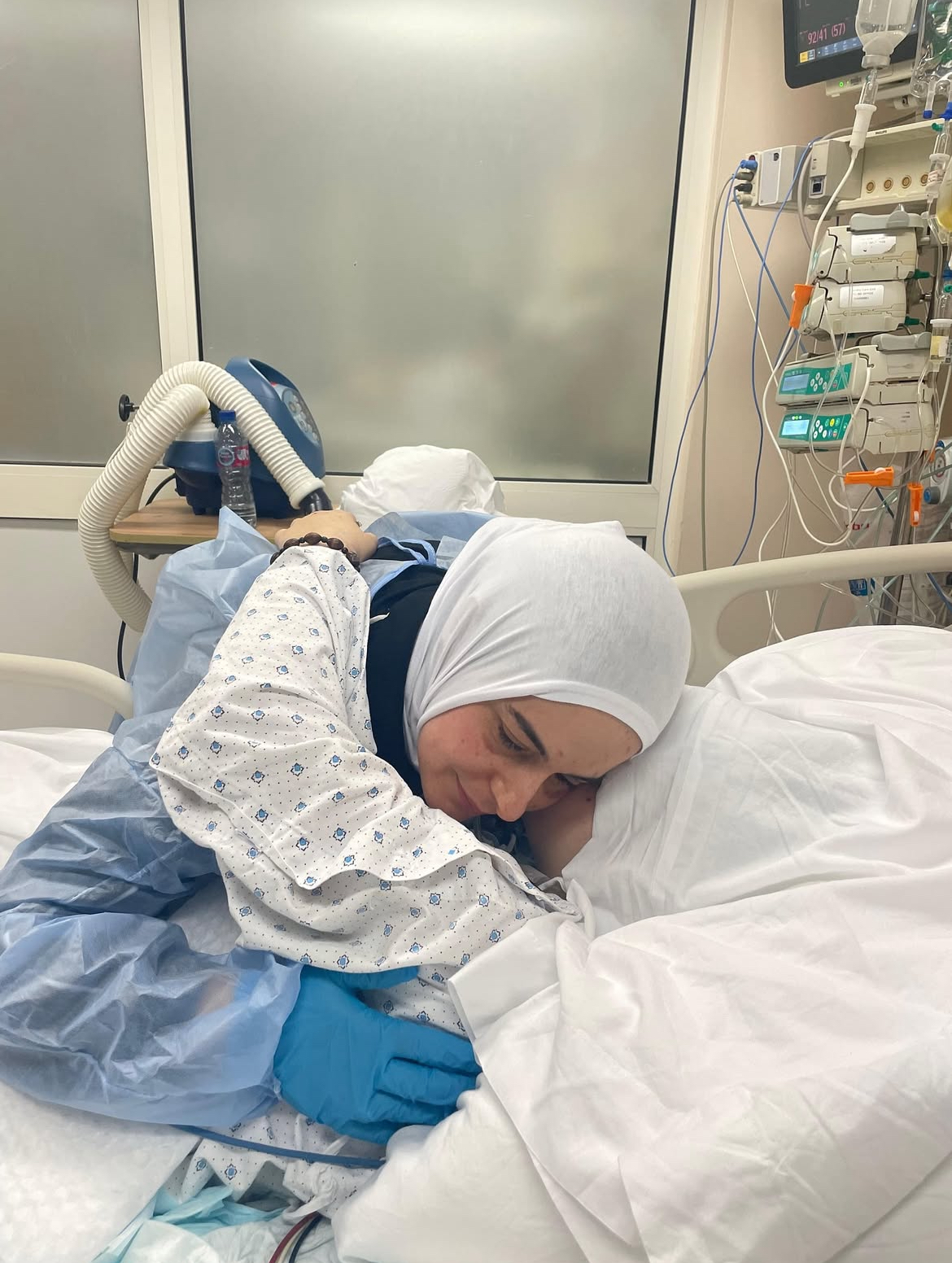 بالفيديو: الأم الجريحة اماني بزي تخبر ابنتها الناجية "اسيل" باستشهاد والدها واخوتها – IMG D068AE164FBC 1