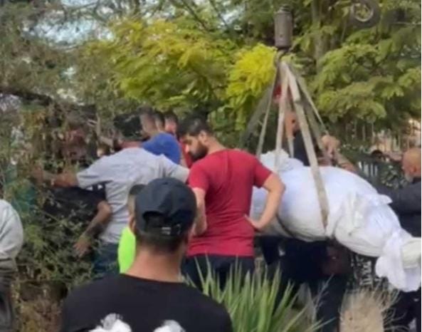 بالصورة- دفن رجل في طرابلس بواسطة رافعة. – PHOTO 2025 10 29 12 11 44