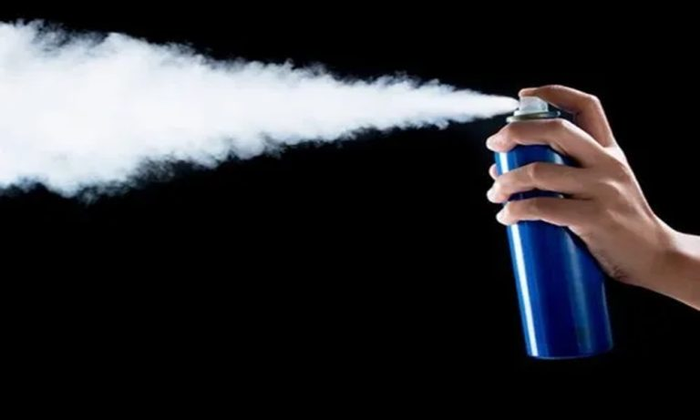 طالب يرشّ مبيد حشرات ظنّه عطراً.. وسقوط 4 مصابين! – image 153