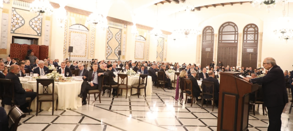 سلام في عشاء السرايا: الاستثمارات تحتاج أمنًا واستقرارًا 2 سلام في عشاء السرايا: الاستثمارات تحتاج أمنًا واستقرارًا – image 133