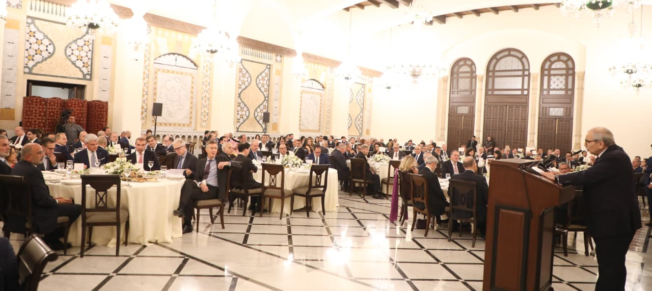 سلام في عشاء السرايا: الاستثمارات تحتاج أمنًا واستقرارًا