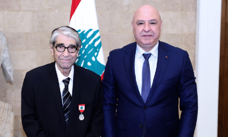 عون قلّد الفنان “أبو سليم” وسام الاستحقاق اللبناني – image 73