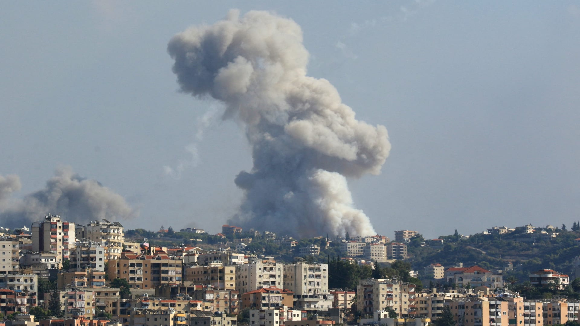 خاصة في الضاحية… الحرب دمرت حتى الهواء.. بكتيريا منتشرة في الجو تثير قلق اللبنانيين!