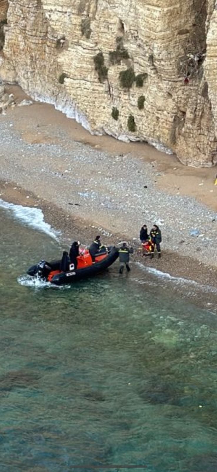 بالفيديو- حاول الانتحار قبالة صخرة الروشة – PHOTO 2025 12 26 09 46 47