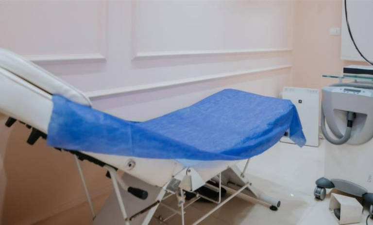 مركز تجميل غير مرخّص في بلدة العباسية