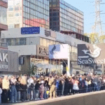 بالفيديو- من الزوق إلى بيروت… الحشود تملأ الطرقات بانتظار مرور البابا 8 بالفيديو- من الزوق إلى بيروت… الحشود تملأ الطرقات بانتظار مرور البابا – image 5