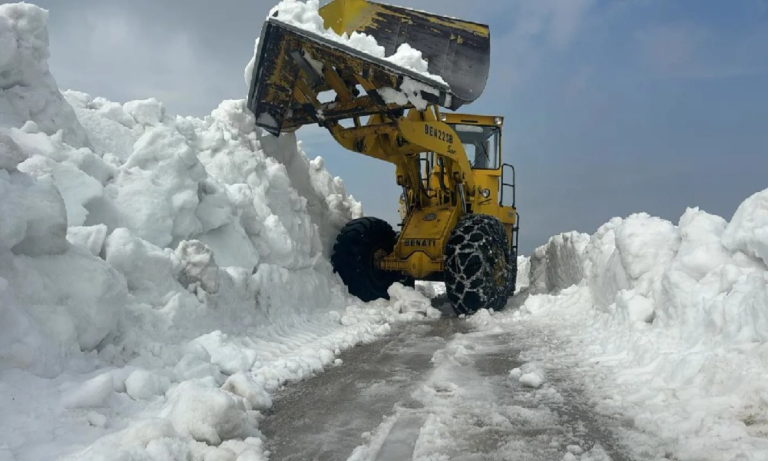 الطرقات مقطوعة بسبب الثلوج
