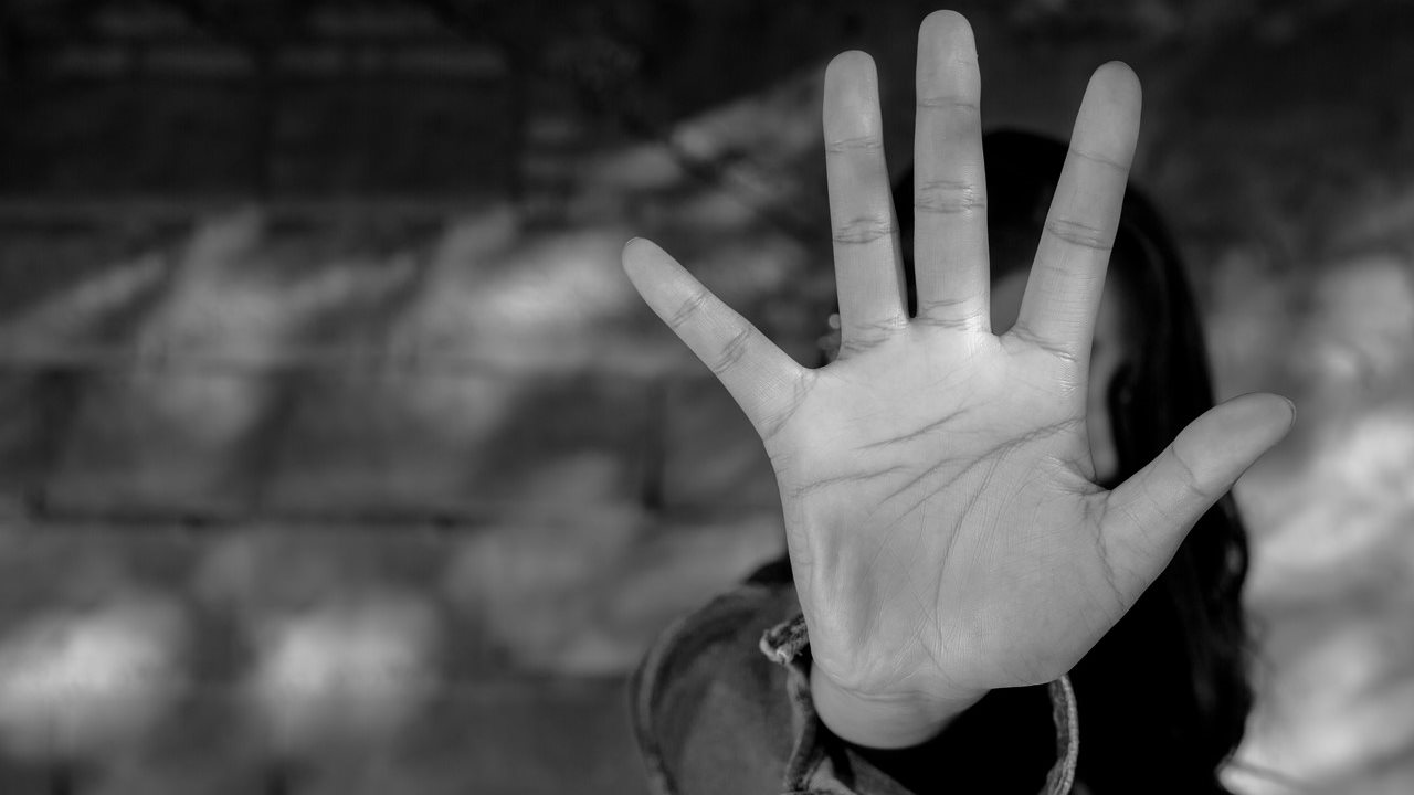 “أراني فتاة عارية على هاتفه”… حادثة تحرّش علني تُسجَّل في ضبية!