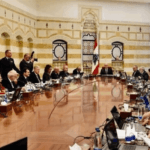 التوتر بين لبنان وإيران بعد تحذيرات من التراجع عن طرد السفير الإيراني وتأثيره على هيبة الدولة