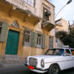 ركاب ينتظرون سيارات السرفيس في لبنان وسط ارتفاع تعرفة النقل بعد زيادة سعر البنزين