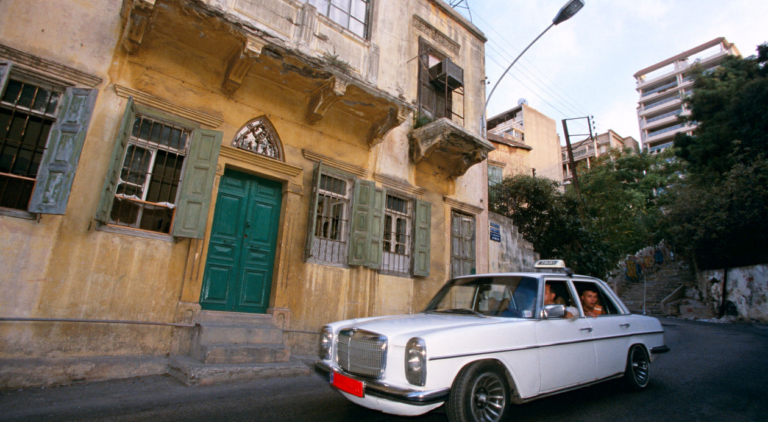 ركاب ينتظرون سيارات السرفيس في لبنان وسط ارتفاع تعرفة النقل بعد زيادة سعر البنزين