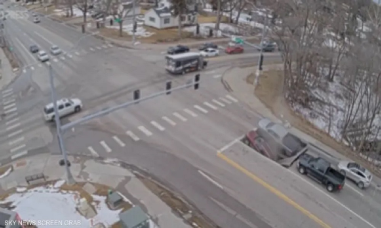 بالفيديو: في أميركا... إنهيار أرضي يبتلع سيارتين! – image 70